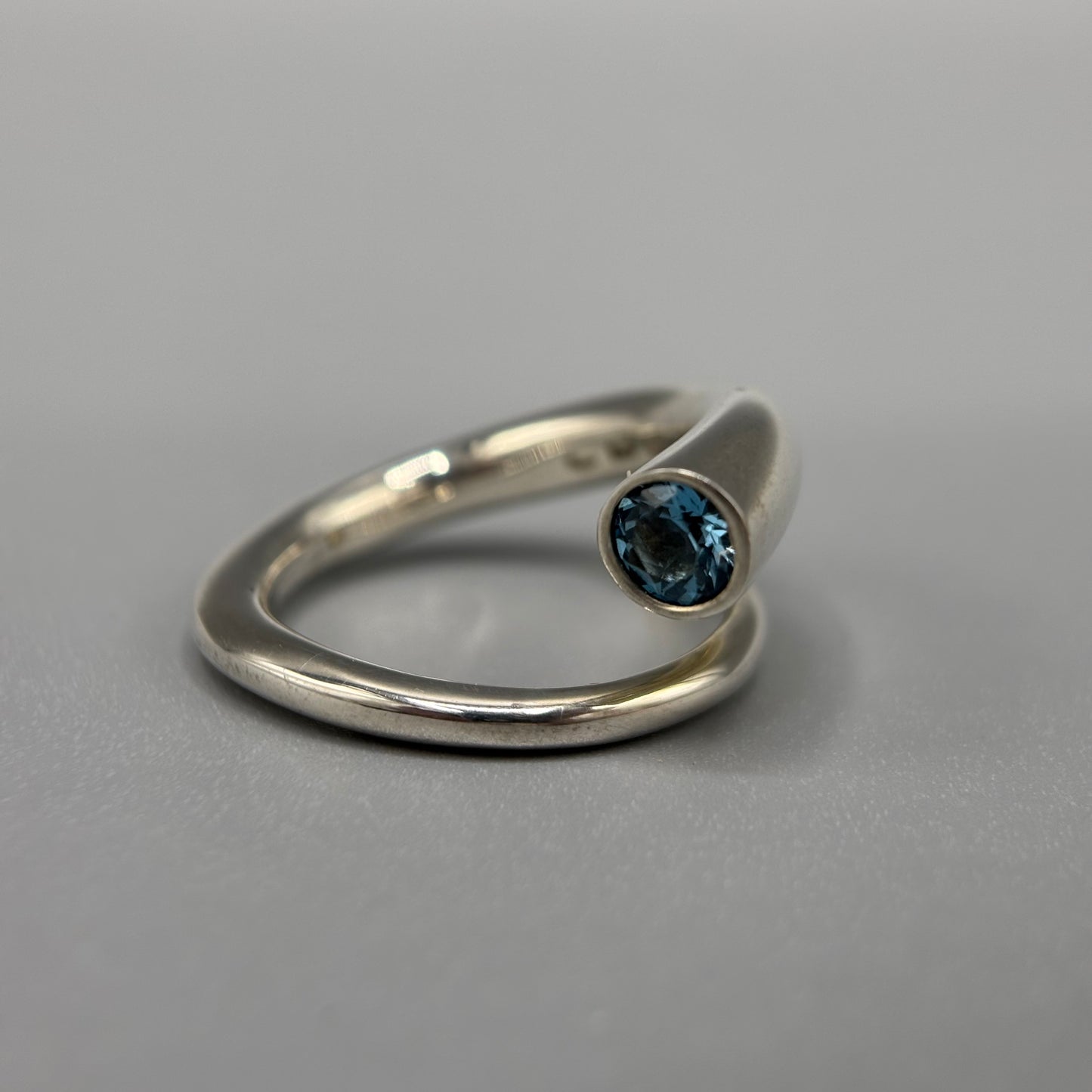 Paul Finch - Ring: Silver spiral with blue topaz & solid 18ct Yellow Gold bead